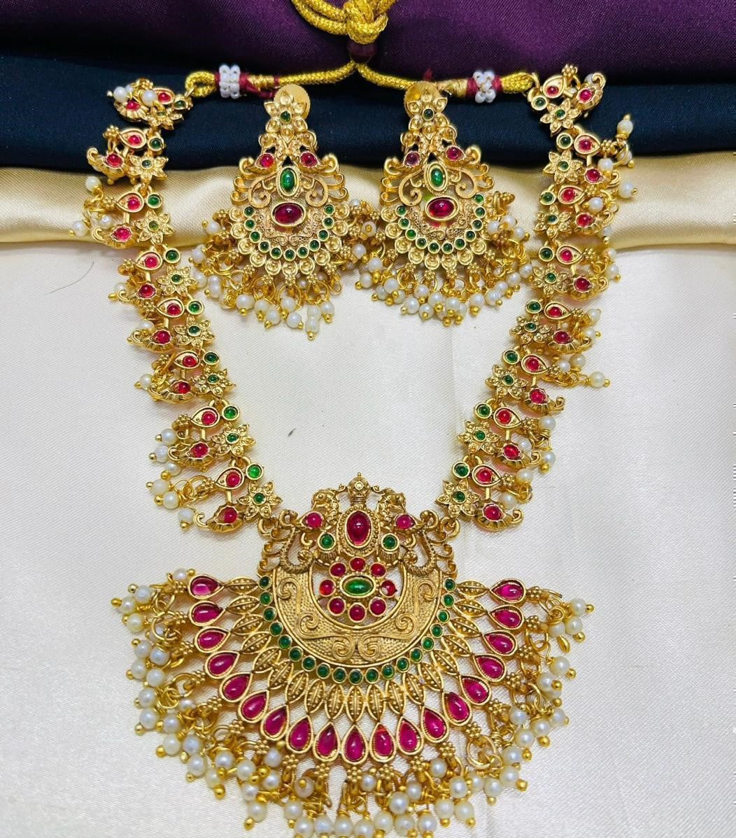 Beautiful and Classic Jewellery set